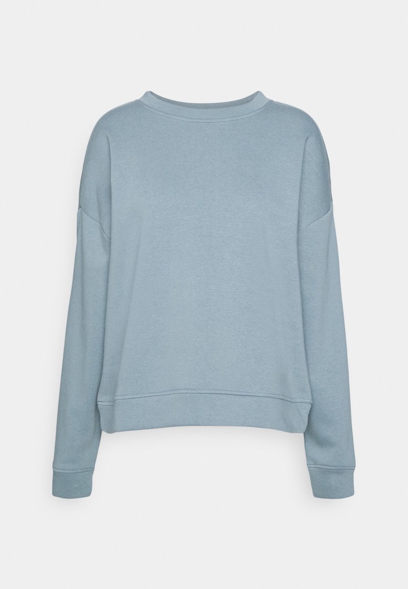 Sweat-shirt bleu clair à manches longues, col rond, épaules tombantes et poignets côtelés, présenté sur un fond gris clair uni.