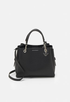 Czarna, teksturowana skórzana torebka z podwójnymi rączkami, srebrnymi łańcuszkami, zawieszką z logo Emporio Armani i długim paskiem na ramię.