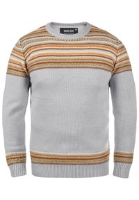 Hellegrauer Pullover mit rundem Halsausschnitt. Mit einem bunten gestreiften Muster in erdigen Tönen über die Brust und Ärmel. Glatte Textur.
