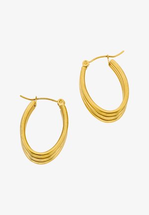 Para złotych kolczyków w kształcie owalnych kółek z warstwowym, żłobionym wzorem i zapięciami na zawiasach na białym tle.