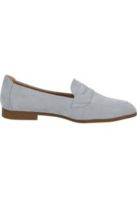 Zapato gris de ante tipo slip-on con punta afilada y una tira decorativa en la parte frontal. Suela plana de color marrón claro.
