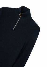 Top lavorato a maglia navy con colletto alto e zip con un accento dorato. Texture a costine con colore uniforme, senza motivi o elementi decorativi.