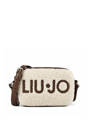 Kleine rechthoekige beige sherpa crossbodytas met bruine verstelbare leren riem en LIU JO-logo in reliëf bruine letters aan de voorkant.