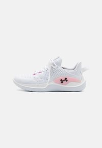 Hvid atletisk sneaker med pink aksent og sort Under Armour-logo, strikket overdel og hvid sål vist fra venstre side.