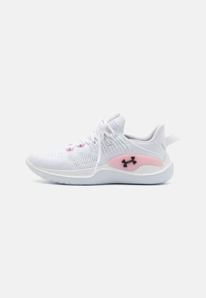 Adidași albi cu accente roz și logo-ul Under Armour negru, cu suprafață tricotată și talpă albă, prezentați din partea stângă.