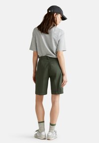 United Colors of Benetton BERMUDAS WITH CUFF IN STRETCH - Shorts - green