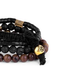 Schwarze Leder-, Holz- und Vulkangesteinsperlenarmbänder mit einer goldenen Akzentperle und verstellbarem schwarzen Kordeldetail. Verschiedene Texturen und Farben.