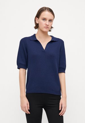 Maglione a maglia blu navy con colletto e maniche corte, caratterizzato da un tessuto texturizzato e una vestibilità comoda.