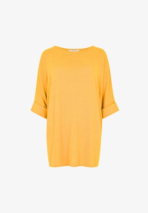 Gelbes, übergroßes T-Shirt mit kurzen, hochgerollten Ärmeln und einem runden Ausschnitt. Hergestellt aus weichem Stoff mit glatter Textur.