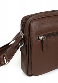 Borsa a tracolla in pelle marrone con finitura texturizzata, chiusura con zip e tracolla regolabile. Presenta una tasca esterna con zip e accessori in metallo.