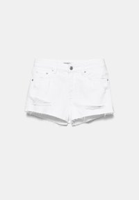Short en denim blanc avec ourlets effilochés et détails usés sur les poches avant, fermeture par bouton et zip.