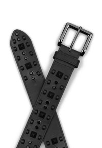 Cinturón de cuero negro con remaches cuadrados y remaches circulares, con una hebilla de metal negro brillante. Superficie texturizada. Longitud ajustable.