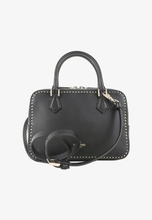 Bolso de mano negro de cuero con tachuelas plateadas a lo largo de los bordes, asas dobles y correa de hombro ajustable, sobre fondo blanco.