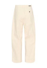 Pantaloni drepți off-white, cu un singur buzunar pe spate care prezintă un nasture negru și o etichetă mică neagră aproape de talie.