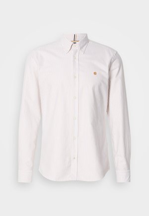 Biela košeľa s krátkymi rukávmi s jemnými ružovými vertikálnymi pruhmi; má golier na gombíky a malé vyšívané logo na hrudi.