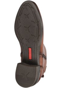 Sole di scarpa in pelle marrone con gomma nera testurizzata. Presenta un motivo a stella, un logo rosso e una forma arrotondata, che offre trazione e stabilità.