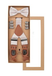 Hosenträger aus weißem Textilgewebe mit braunen Lederakzenten, kombiniert mit einer passenden Fliege, präsentiert in einer Geschenkbox aus Karton.