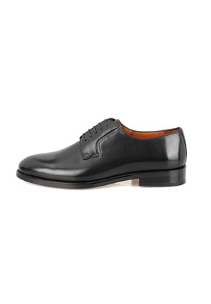 Schwarze Lederdressschuhe mit glatter Oberfläche, runder Zehenform, fünf Ösen und flachem Absatz. Innen mit braunem Leder ausgekleidet.