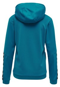 Sudadera color teal con una superficie texturizada, que presenta una capucha y acentos en blanco y negro contrastantes en las mangas.