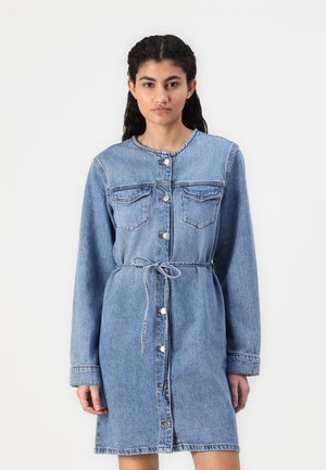 ONLMINNIE BELT - Denimové šaty - light blue denim