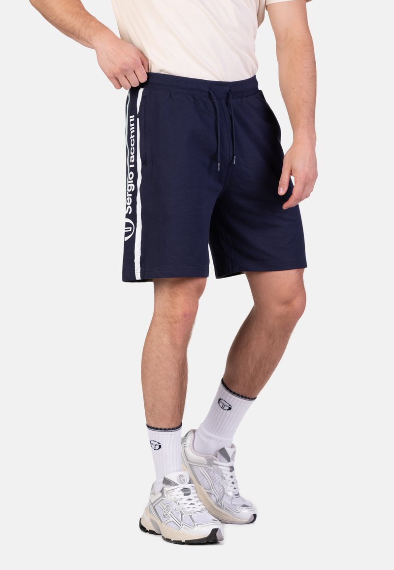 Navyfarbene Sportshorts aus einem Baumwollmix, mit einem Kordelzugbund, seitlichen Taschen und weißen Logoakzenten entlang der äußeren Nähte.