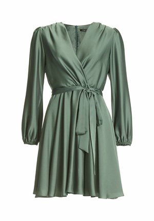 Robe portefeuille verte en tissu lisse, avec manches longues bouffantes, encolure en V et ceinture nouée à la taille. Jupe évasée avec un tombé souple.
