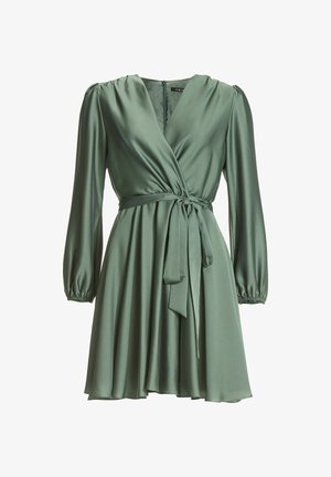 Zielona sukienka kopertowa z gładkiej tkaniny, z długimi bufkami, dekoltem w kształcie litery V i wiązaniem w talii. Rozkloszowany dół sukienki z miękkim układem.
