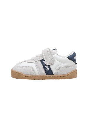 Zapatilla para niño pequeña blanca y gris con detalles azul marino, suela de goma y una sola tira de velcro en la parte superior para un fácil cierre.