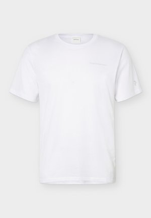 Obična bijela majica kratkih rukava s okruglim izrezom, sa suptilnim logotipom na prsima i malim logotipom na lijevom rukavu.