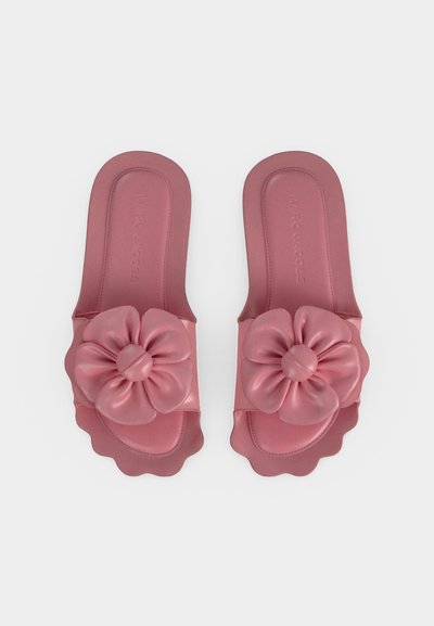 Ροζ σανδάλια τύπου slip-on με μεγάλες επενδεδυμένες διακοσμήσεις λουλουδιών στους ιμάντες και κυματοειδείς άκρες στις σόλες.