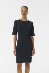 Mustmustriibuline must kudum dress, lühikeste varrukatega, ümmarguse kaelusega ja külje lõhikuga. Sile tekstuur ja keha ligi väljendav disain. Keskel logode detail rinnal.