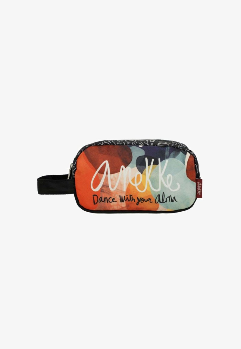 Borsa cosmetica con un design floreale multicolore, principalmente arancione e teal, dotata di una cerniera nera, una maniglia laterale e testo stampato.