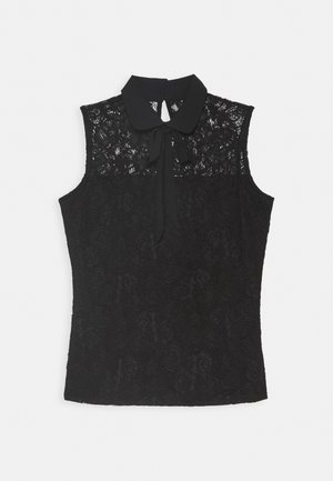 Haut en dentelle noire sans manches avec un col noir uni et un lien au cou, présentant un motif floral en dentelle et une ouverture en forme de trou à clé dans le dos.