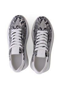 Schwarze und weiße Sneakers im Schlangenhautmuster mit weißen Schnürsenkeln und einer weißen Gummisohle, die eine glatte Textur und ein modernes Design aufweisen.