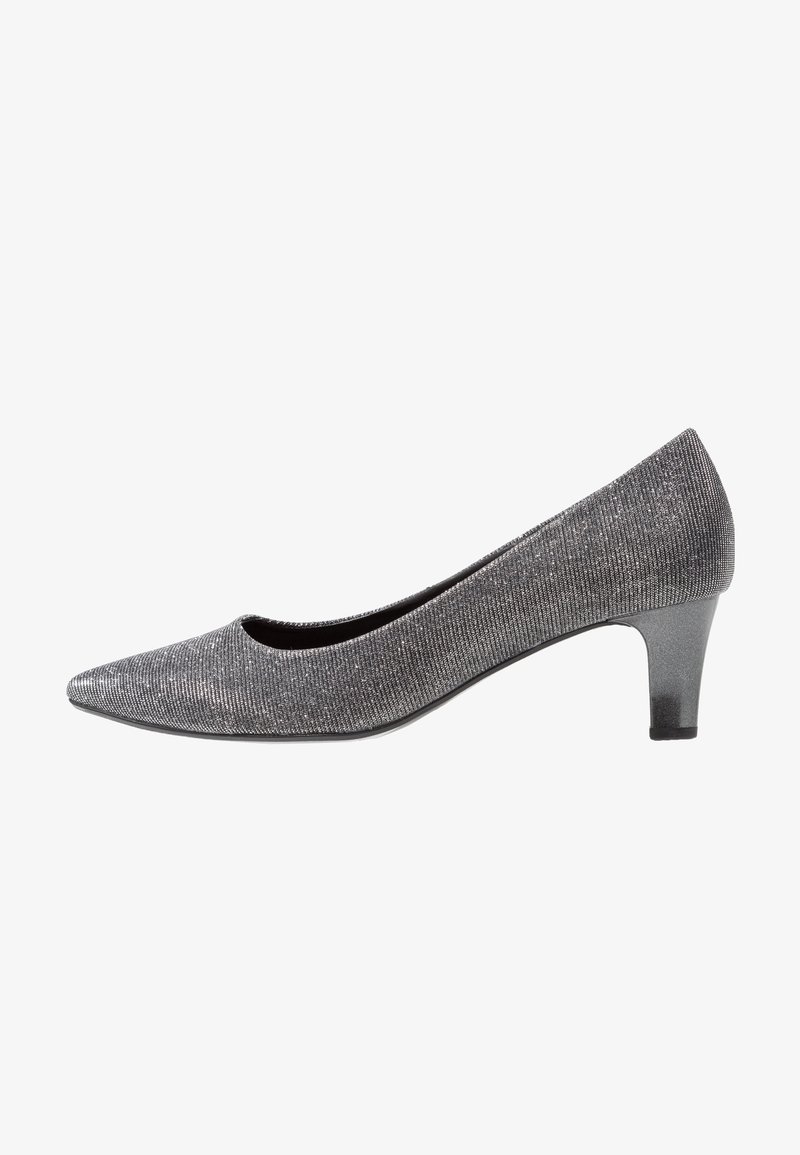 Escarpin en textile gris avec un bout pointu et un talon bas et épais. Présente une texture brillante et une découpe ronde à l'avant.
