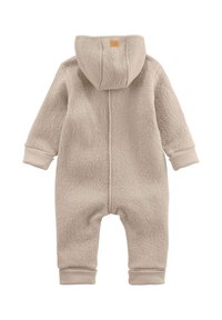 Beiger Fleece-Baboverall mit langen Ärmeln, Kapuze und gerippten Bündchen an Ärmeln und Knöcheln, von hinten gezeigt.