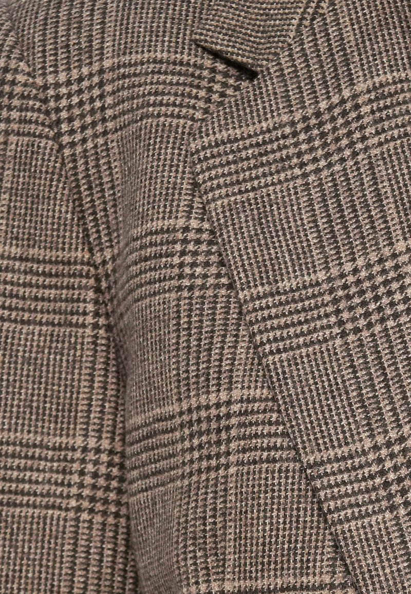 Tessuto di blazer a quadri marrone e beige con una trama testurizzata, caratterizzato da un design strutturato e un sottile motivo a griglia su tutta la superficie.