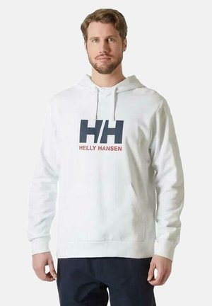 Sudadera blanca de algodón con un bolsillo canguro en la parte delantera, que presenta un gran logo "HH" y el texto "Helly Hansen" en azul marino y rojo. Capucha ajustable con cordón.