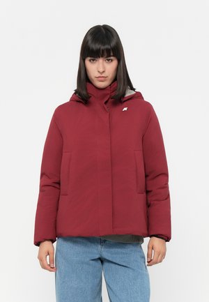 Veste rembourrée rouge avec capuche, dotée d'une doublure intérieure grise, de deux poches avant et d'un petit logo sur la poitrine.