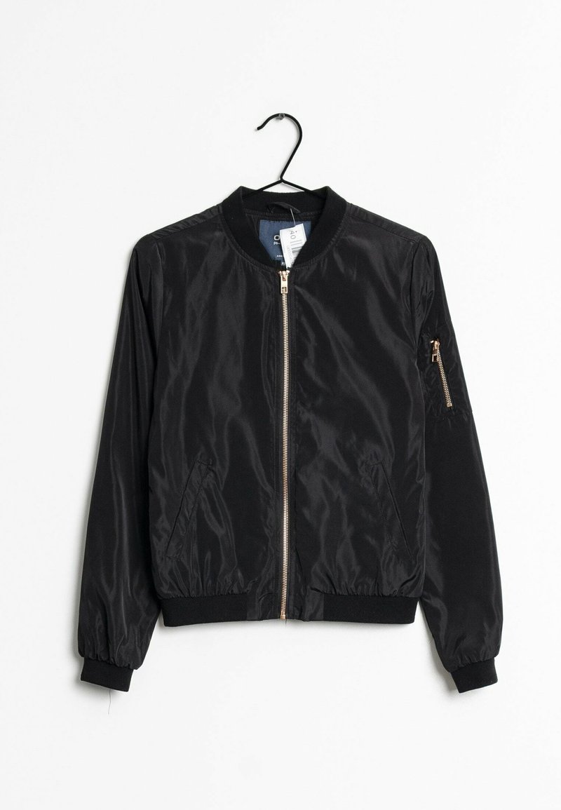 Černá bomber bunda vyrobená z hladké, lehké tkaniny. Disponuje zapínáním na zip, žebrovanými manžetami a kapsou na zip na rukávu. Visí na háčku.