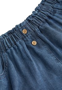 Denim shorts med elastisk talje, to træknapper og en mørkeblå farve. Har en blød tekstur og samlet detaljering.
