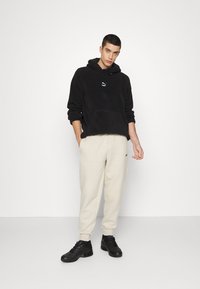 Puma CLASSICS  FL - Tepláky - peyote