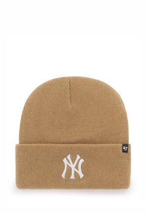 Gorro de punto marrón con un dobladillo, que presenta un logo bordado en blanco con "NY" y una pequeña etiqueta negra con "47".