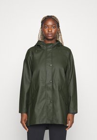 Veste imperméable verte avec capuche, boutons-pression et deux poches frontales ; texture lisse, design mi-long.
