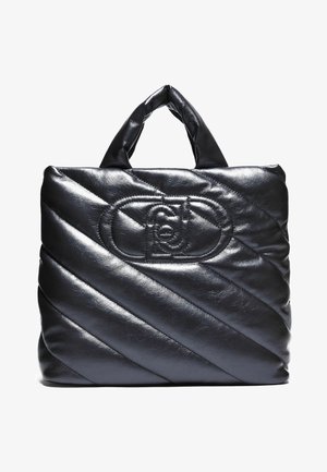 Sac à main en cuir noir matelassé avec un motif matelassé diagonal et un logo ovale cousu sur le devant, avec des poignées courtes et matelassées.