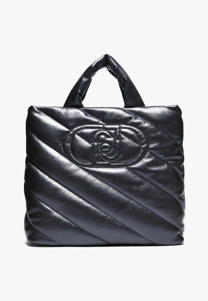 Sac à main en cuir noir matelassé avec un motif matelassé diagonal et un logo ovale cousu sur le devant, avec des poignées courtes et matelassées.