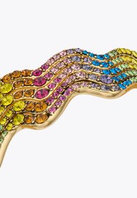 Bracciale in tonalità oro con righe ondulate di strass dai colori vivaci in arancione, rosa, verde, blu e viola, con una finitura metallica liscia.