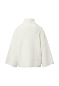 Przybrudzona biała sweter żebrowy z szerokimi rękawami i złożonym kołnierzem typu golf, pokazany z tyłu.