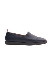 Scarpa slip-on in pelle blu navy con punta arrotondata, pannelli laterali elasticizzati, suola nera texturizzata e un pratico gancio rosso sul tallone.