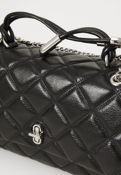 Borsa a tracolla in pelle nera trapuntata con una superficie liscia, hardware in tonalità argento e manici doppi. Presenta una chiusura decorativa e dettagli con catena.